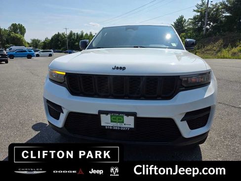 Used 2023 Jeep Grand Cherokee Altitude AWD/4WD image 2