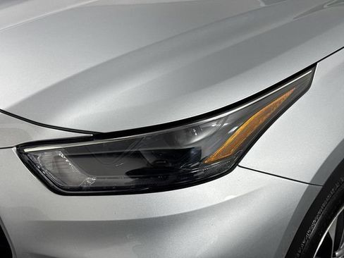 Used 2023 Toyota Highlander XLE AWD/4WD image 2