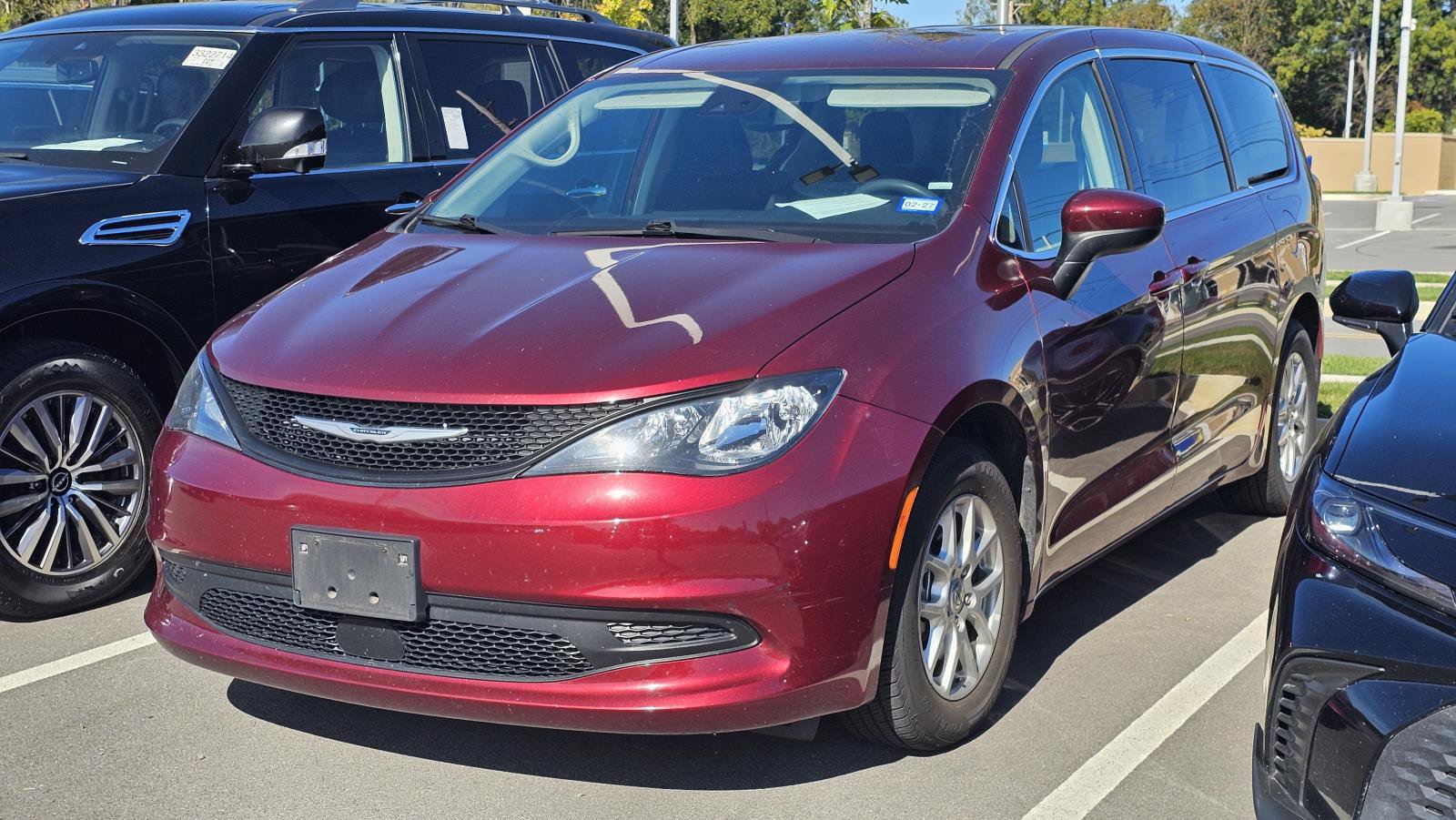 Used 2023 Chrysler Voyager LX FWD image 1