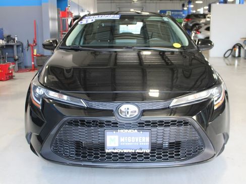 Used 2022 Toyota Corolla LE FWD image 3