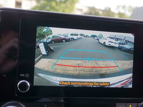 Used 2023 Toyota Highlander LE FWD image 14