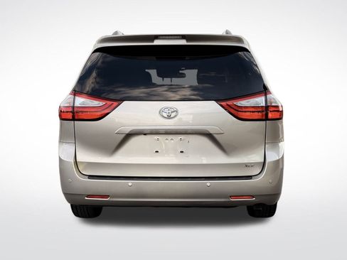 Used 2017 Toyota Sienna XLE Premium image 6
