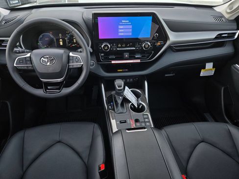 Certified 2026 Toyota Highlander Limited AWD/4WD image 14