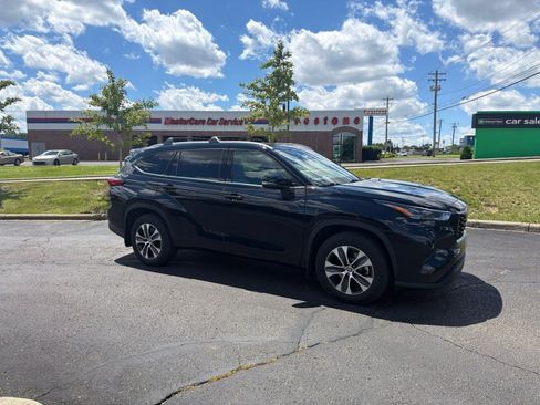 Used 2022 Toyota Highlander XLE AWD/4WD image 17