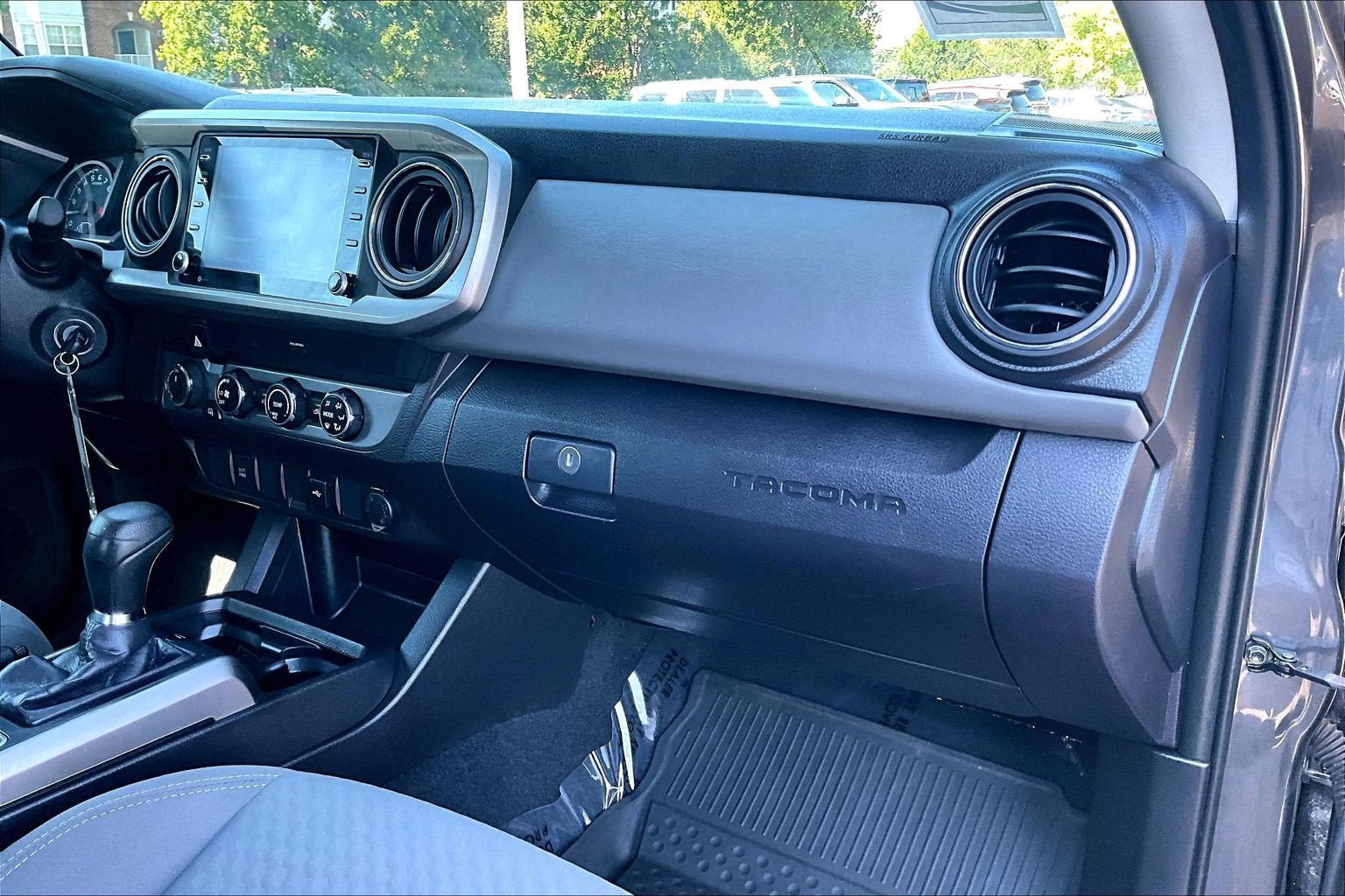 Used 2020 Toyota Tacoma SR5 w/ SR5 Appearance Package (SM) AWD/4WD image 15