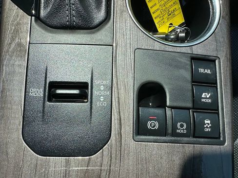 Used 2024 Toyota Highlander Platinum AWD/4WD image 22