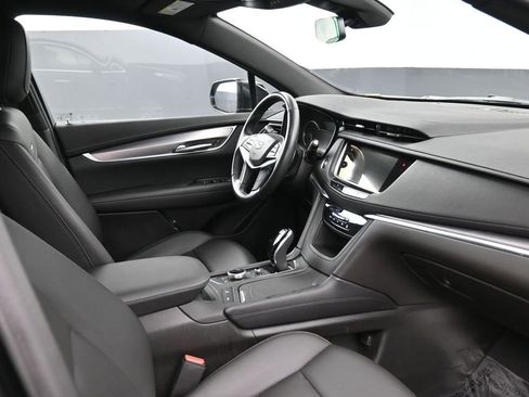 Used 2023 Cadillac XT5 Luxury FWD image 2