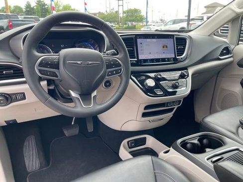 Used 2024 Chrysler Pacifica Touring-L FWD image 12