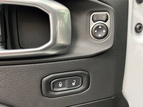 Used 2024 Jeep Wrangler Unlimited Sahara AWD/4WD image 15