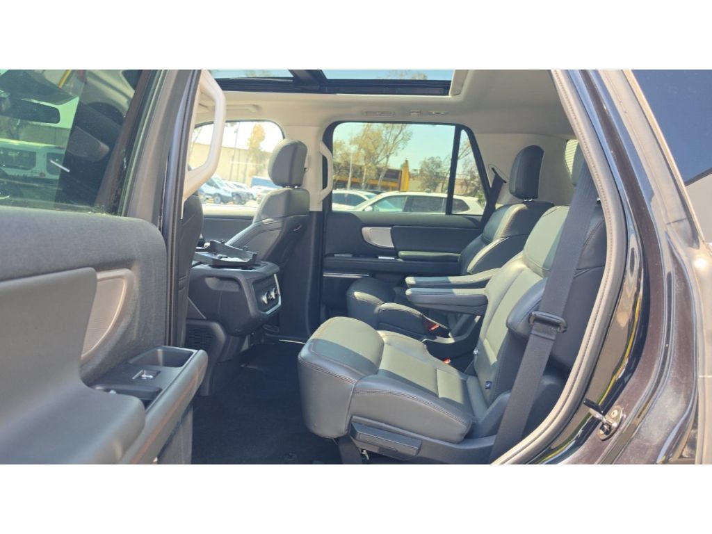 Used 2025 Ford Expedition Active AWD/4WD image 8