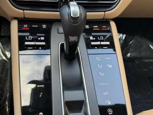 Certified 2024 Porsche Macan S AWD/4WD image 28