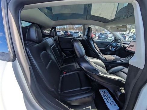 Used 2022 Tesla Model Y Long Range image 30