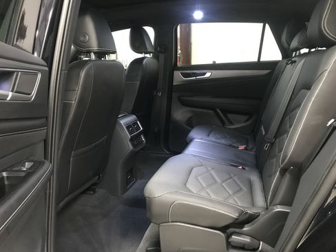 Used 2024 Volkswagen Atlas Cross Sport SE w/ Panoramic Sunroof Package image 10