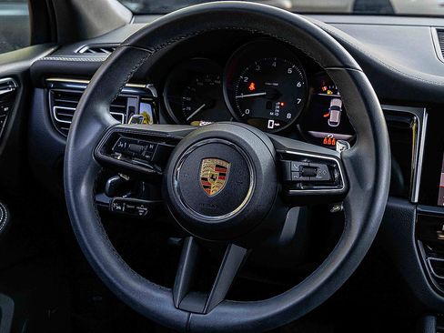 Used 2022 Porsche Macan image 8