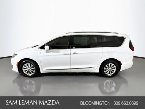 Used 2018 Chrysler Pacifica Touring-L w/ Premium Audio Group FWD image 4