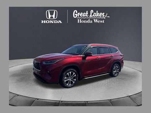 Used 2021 Toyota Highlander XLE AWD/4WD image 1