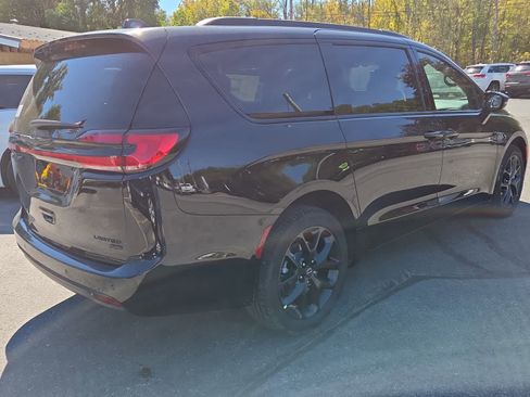 New 2026 Chrysler Pacifica Limited w/ S Appearance Package image 4