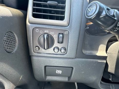Used 2004 Chevrolet Colorado LS AWD/4WD image 16
