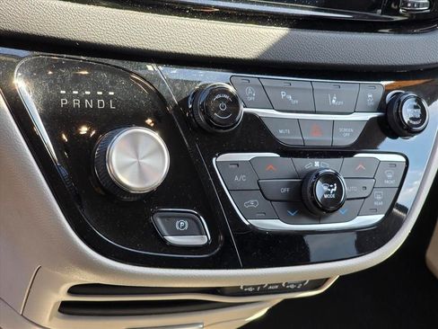 Used 2023 Chrysler Pacifica Touring-L image 10