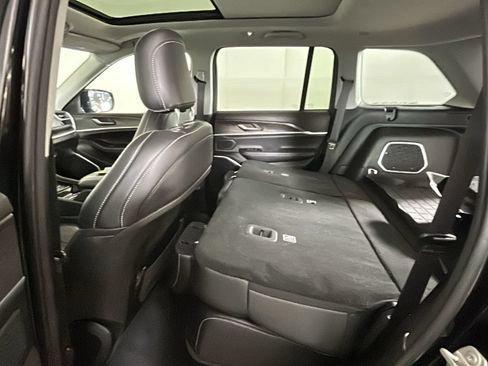Used 2023 Jeep Grand Cherokee Limited w/ Black Appearance Package AWD/4WD image 31