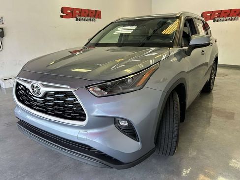 Used 2023 Toyota Highlander XLE FWD image 7