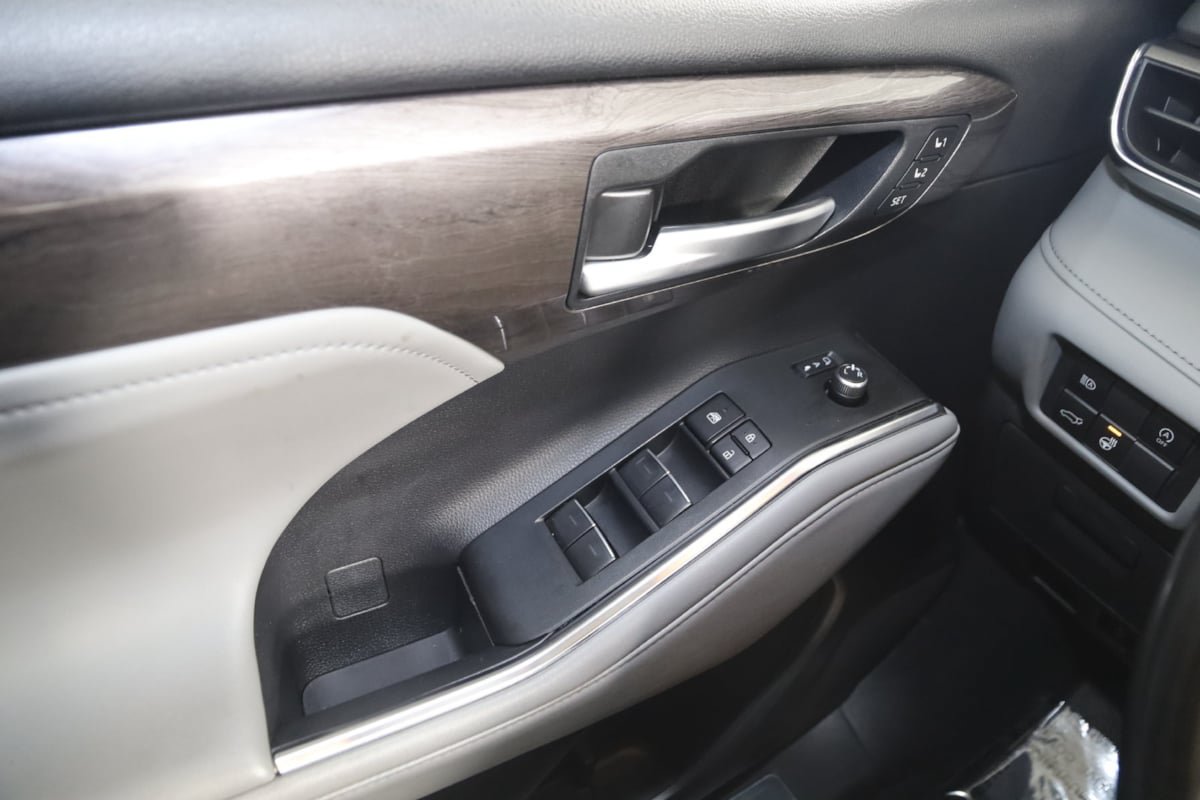 Used 2023 Toyota Highlander Limited AWD/4WD image 33