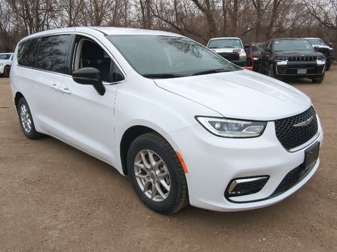 Used 2024 Chrysler Pacifica Touring-L image 2