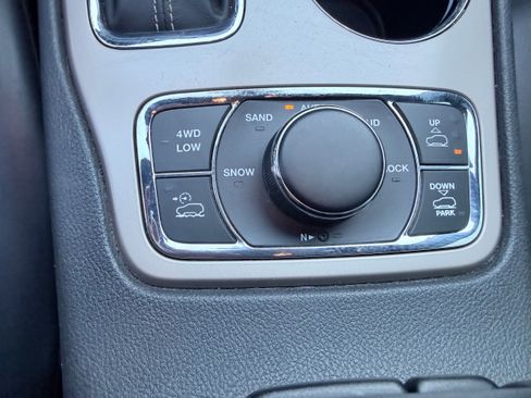 Used 2017 Jeep Grand Cherokee Limited image 18