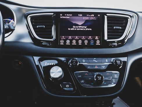 Used 2020 Chrysler Pacifica Touring-L Plus w/ S Appearance Package image 4