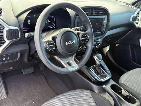Used 2025 Kia Soul LX w/ LX Technology Package FWD image 4