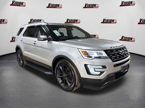 Used 2017 Ford Explorer XLT w/ Equipment Group 202A image 3