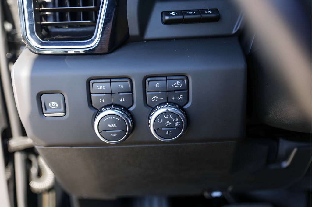 Used 2025 GMC Sierra 3500 Denali Ultimate AWD/4WD image 17