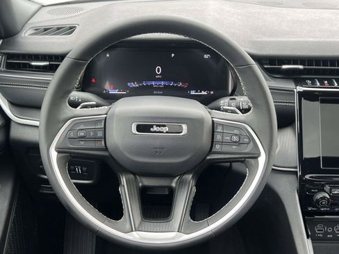 Used 2025 Jeep Grand Cherokee Laredo X w/ Luxury Tech Group I AWD/4WD image 14