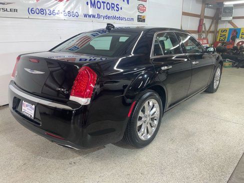 Used 2017 Chrysler 300 C image 2