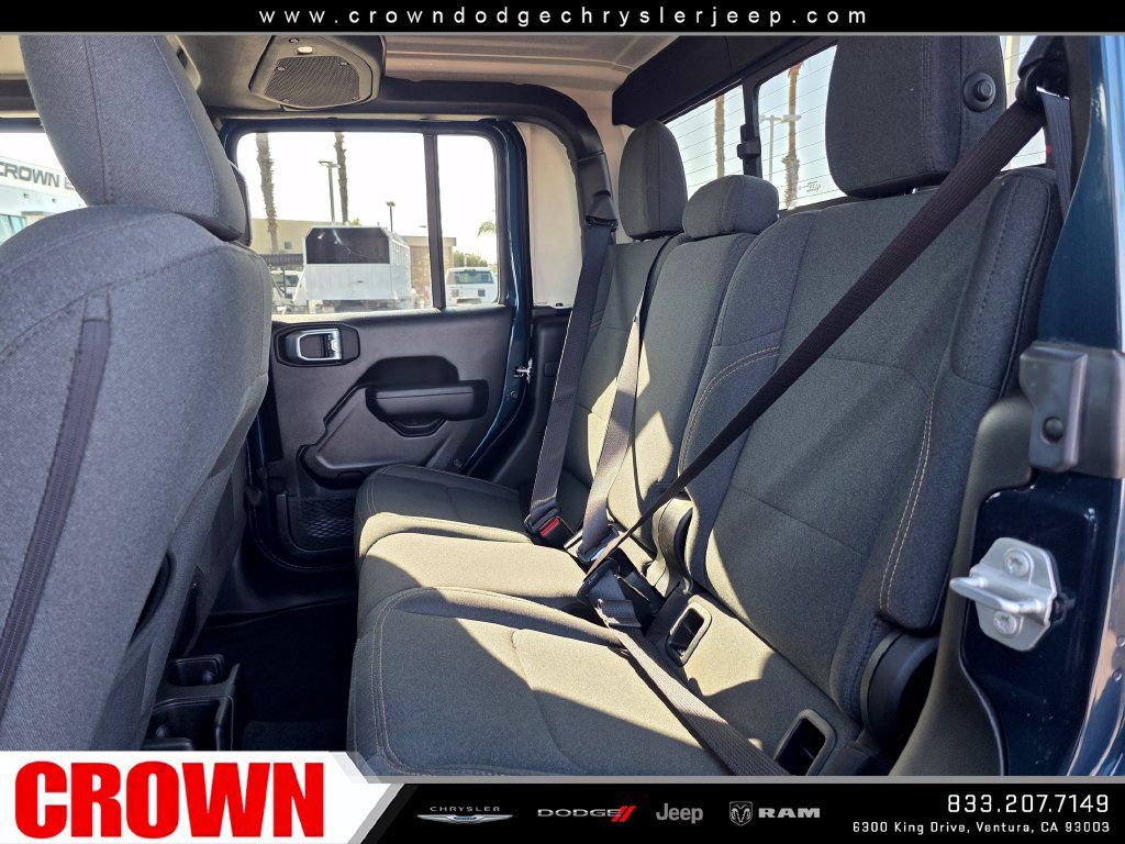 Used 2025 Jeep Gladiator Mojave AWD/4WD image 17