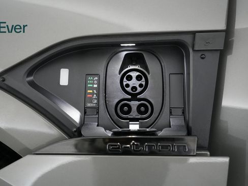 Used 2024 Audi Q8 e-tron Premium Plus w/ Premium Plus Package image 23