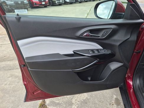 Used 2025 Chevrolet Trax LT w/ LT Convenience Package FWD image 11