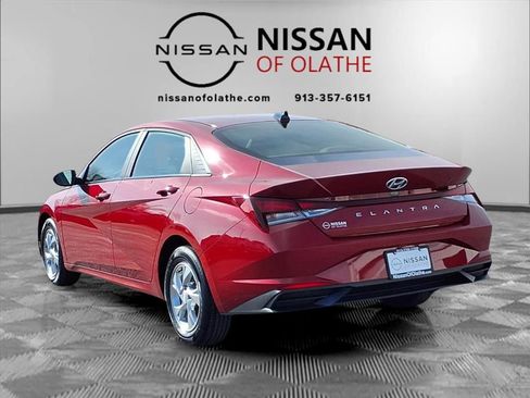 Used 2023 Hyundai Elantra SE w/ Cargo Package image 3