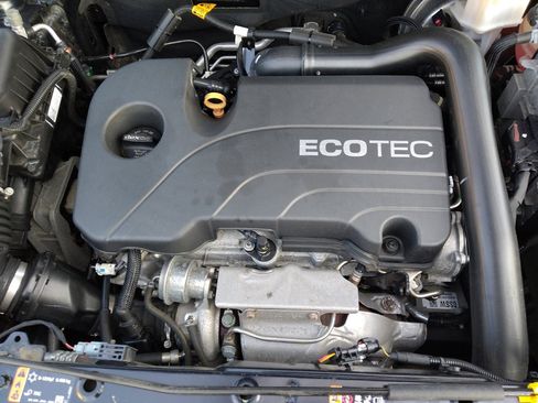 Used 2021 Chevrolet Equinox LS image 30