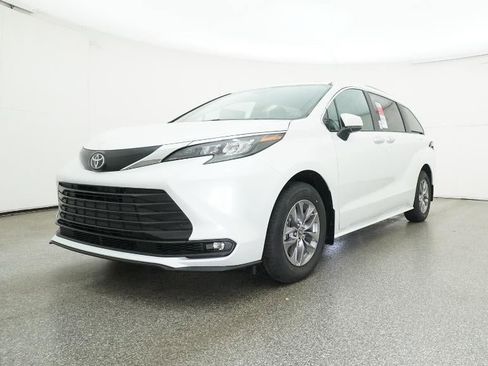 New 2026 Toyota Sienna XLE image 32