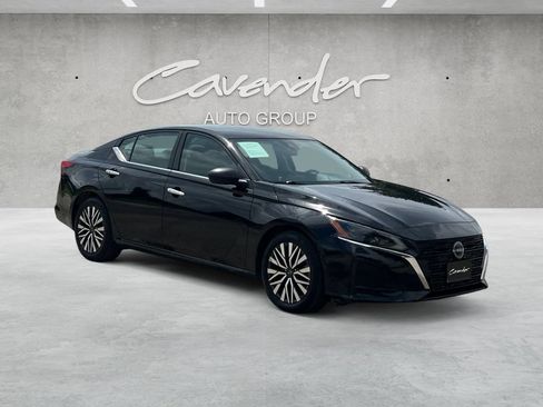 Used 2024 Nissan Altima 2.5 SV FWD image 2