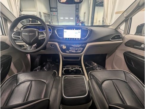 Used 2023 Chrysler Pacifica Limited FWD image 10