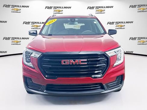 Used 2023 GMC Terrain SLE w/ Driver Convenience Package FWD image 2