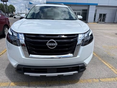 Used 2025 Nissan Pathfinder Platinum AWD/4WD image 4