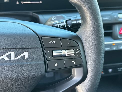 New 2025 Kia K4 LX image 17