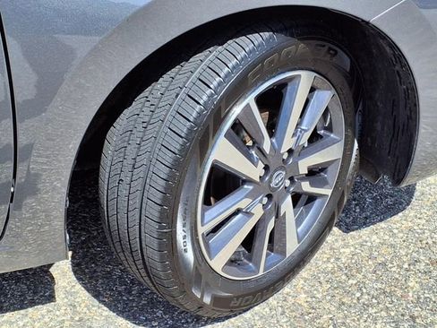 Used 2023 Nissan Versa SV image 4