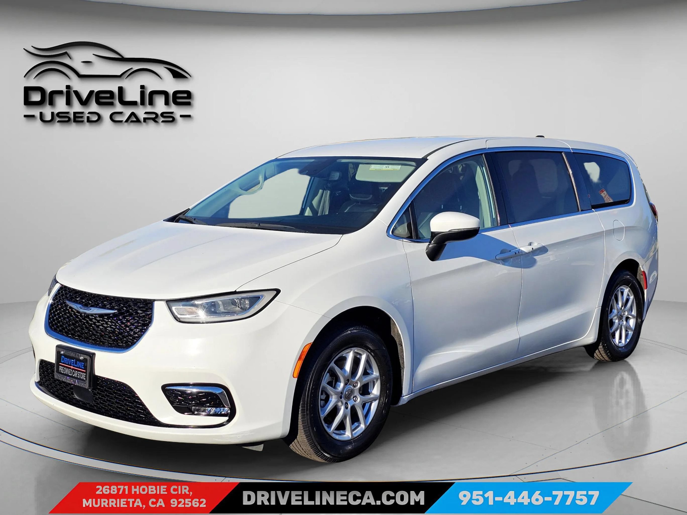 Used 2023 Chrysler Pacifica Touring-L FWD image 1