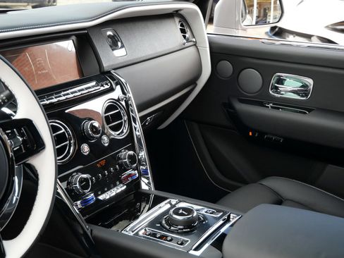 Certified 2024 Rolls-Royce Cullinan AWD/4WD image 24