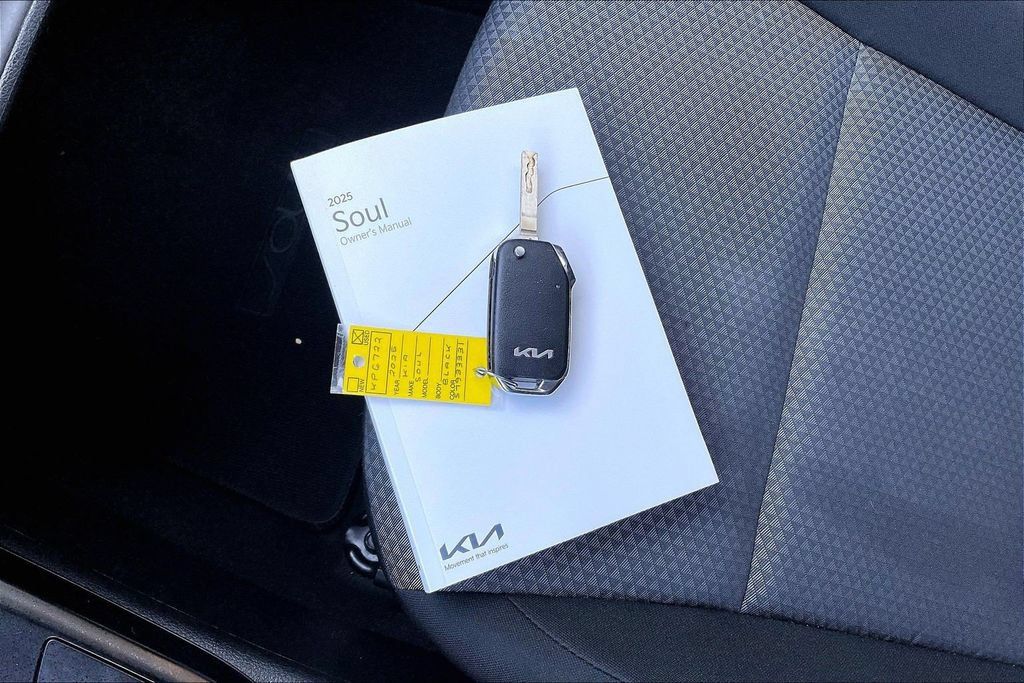 Used 2025 Kia Soul LX w/ LX Technology Package FWD image 10