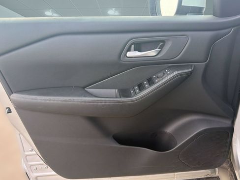 Used 2025 Nissan Rogue SV FWD image 12